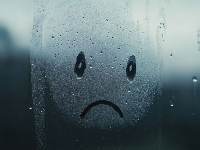 Ich mag nicht mehr: Wenn Orientierung verloren geht – Blogartikel Verena Fussi – Angeschlagenes Fenster mit einem traurigen smiley